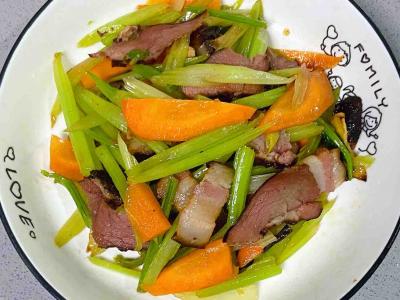 臘肉炒西芹，臘味十足、脆爽可口～的作法-家常味燒菜譜