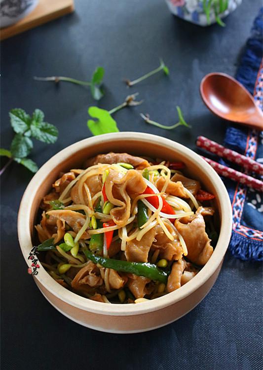 黃豆芽炒鹵水豬大腸的做法-家常味炒菜譜