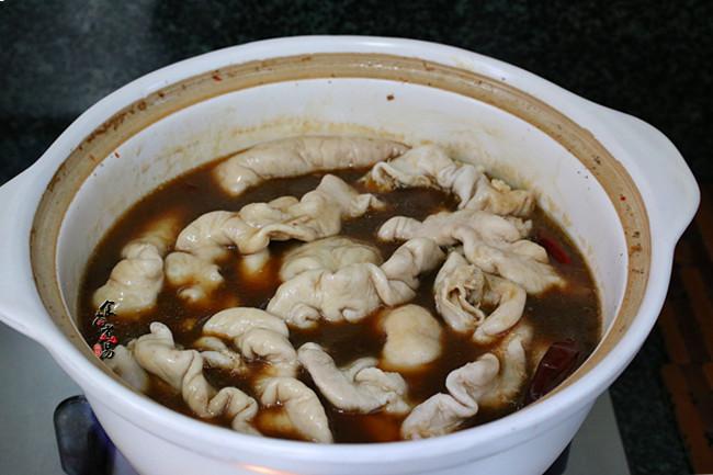 黃豆芽炒鹵水豬大腸的做法-家常味炒菜譜