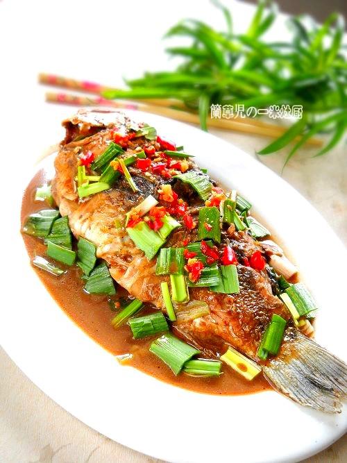 玫瑰腐乳燒鯽魚的做法-醬香味燒菜譜
