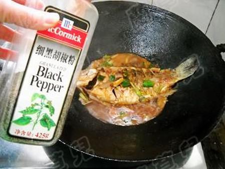 玫瑰腐乳燒鯽魚的做法-醬香味燒菜譜