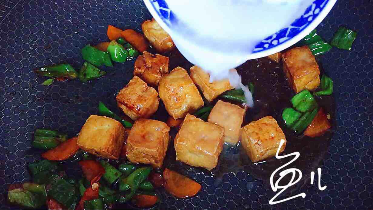 青椒炒豆腐的做法-咸鮮味炒菜譜