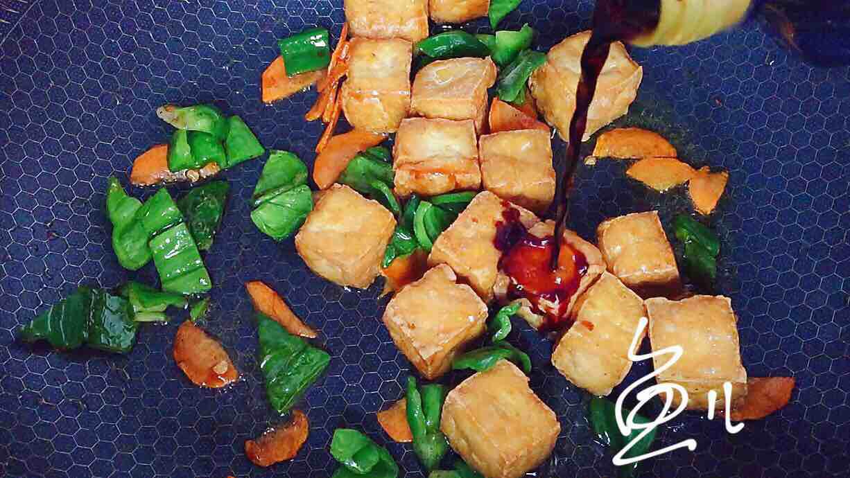 青椒炒豆腐的做法-咸鮮味炒菜譜