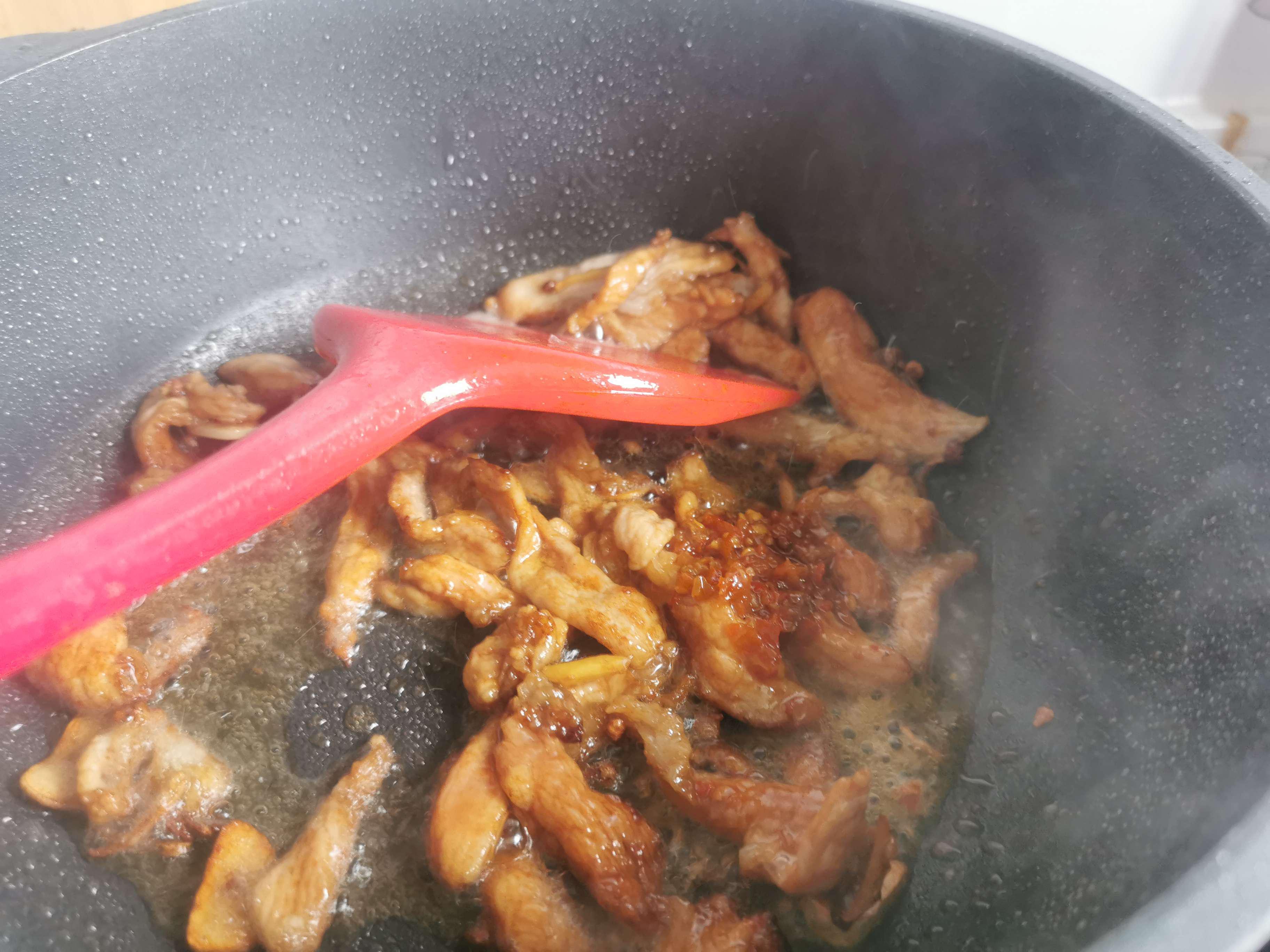 木耳萵筍炒肉的做法-家常味炒菜譜