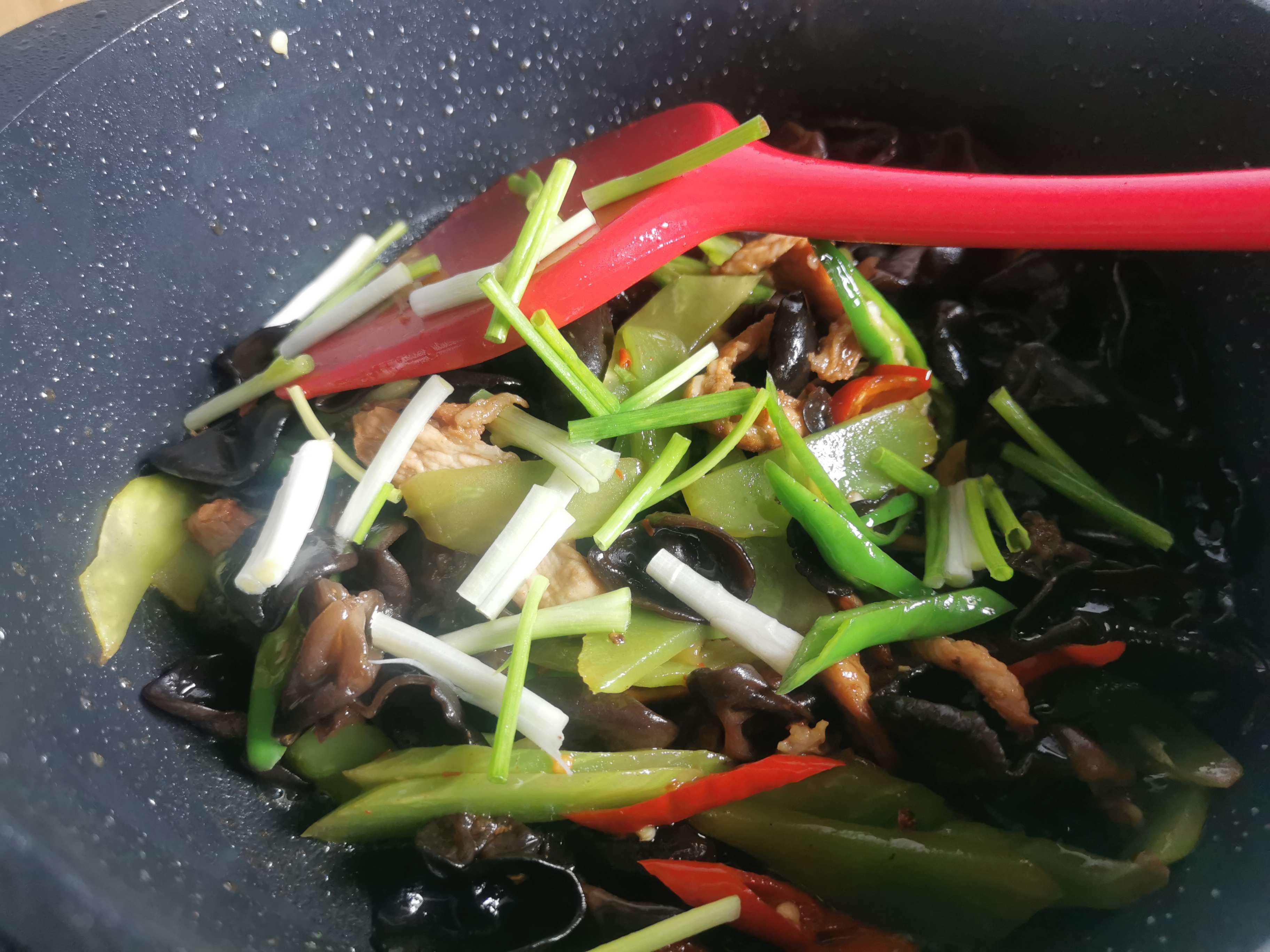 木耳萵筍炒肉的做法-家常味炒菜譜