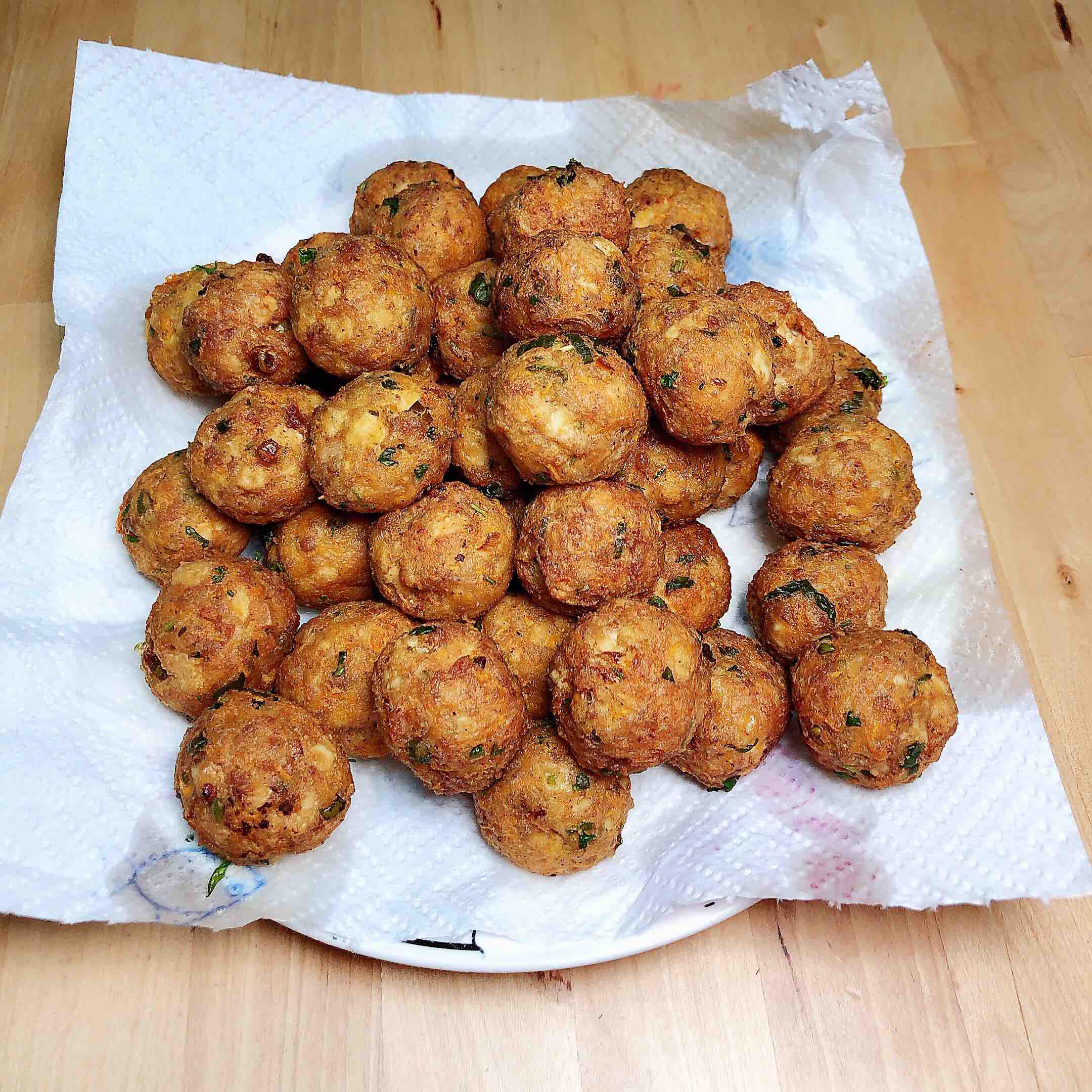 胡蘿卜肉丸子的做法-咸鮮味炸菜譜