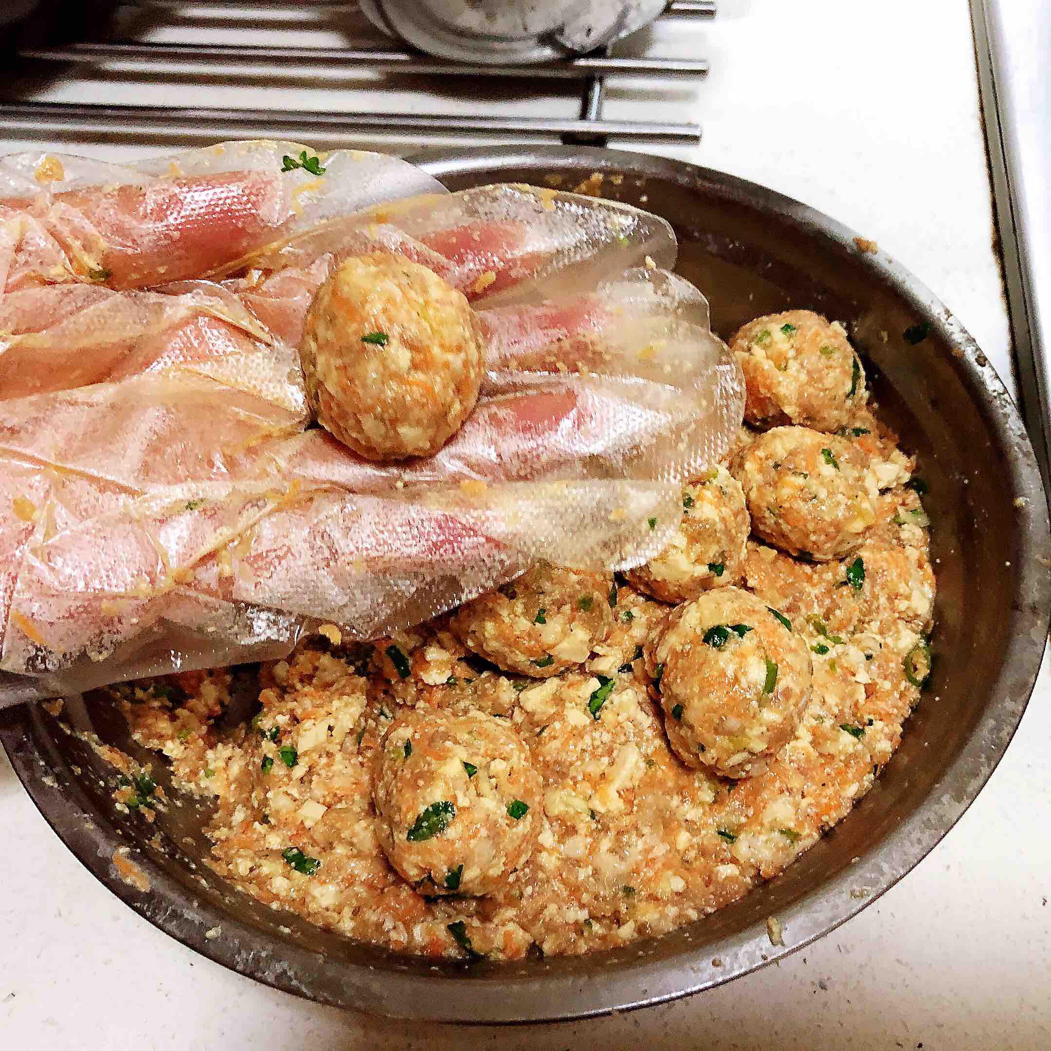 胡蘿卜肉丸子的做法-咸鮮味炸菜譜