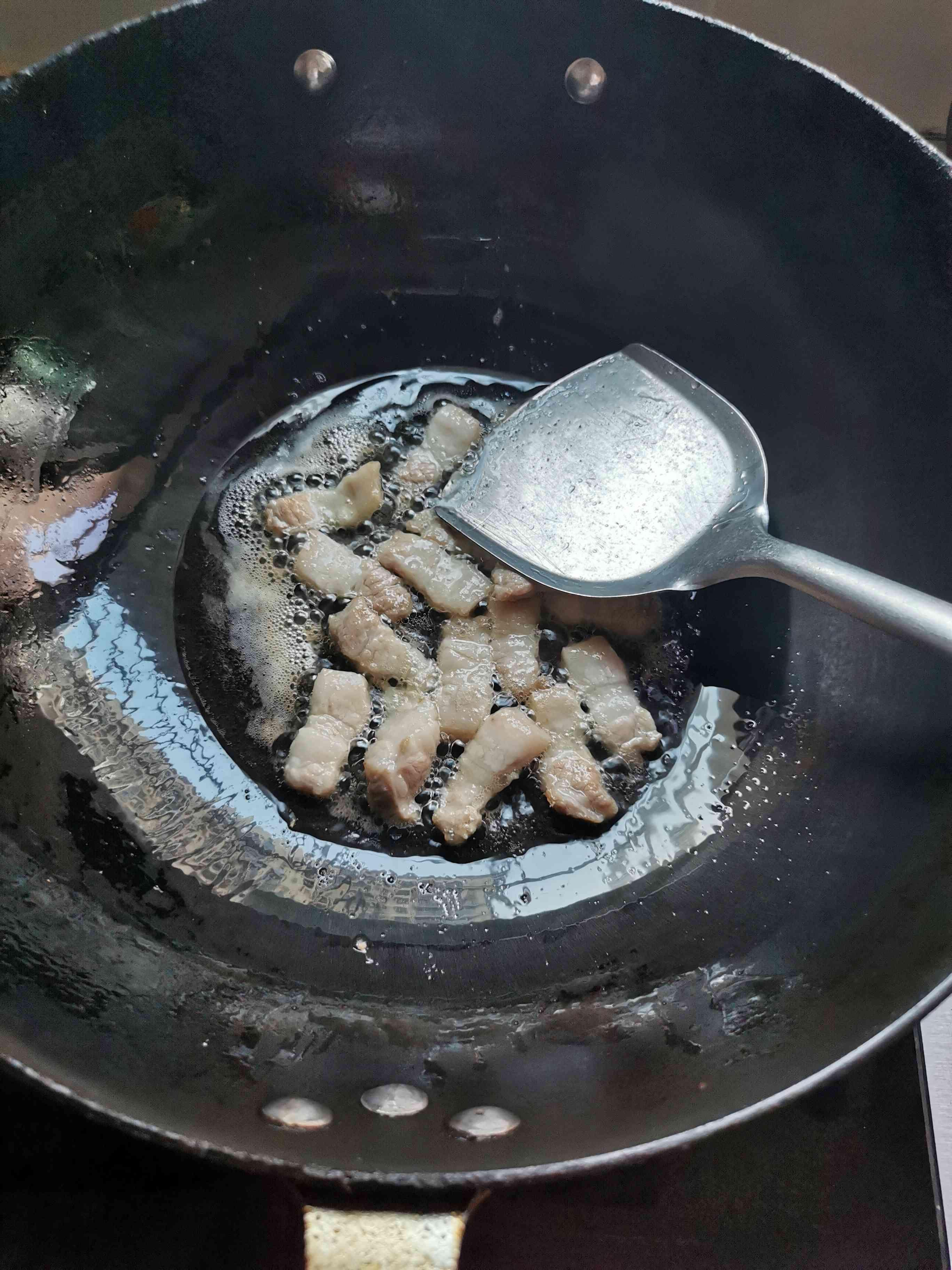 五花肉炒芹菜的做法-家常味炒菜譜