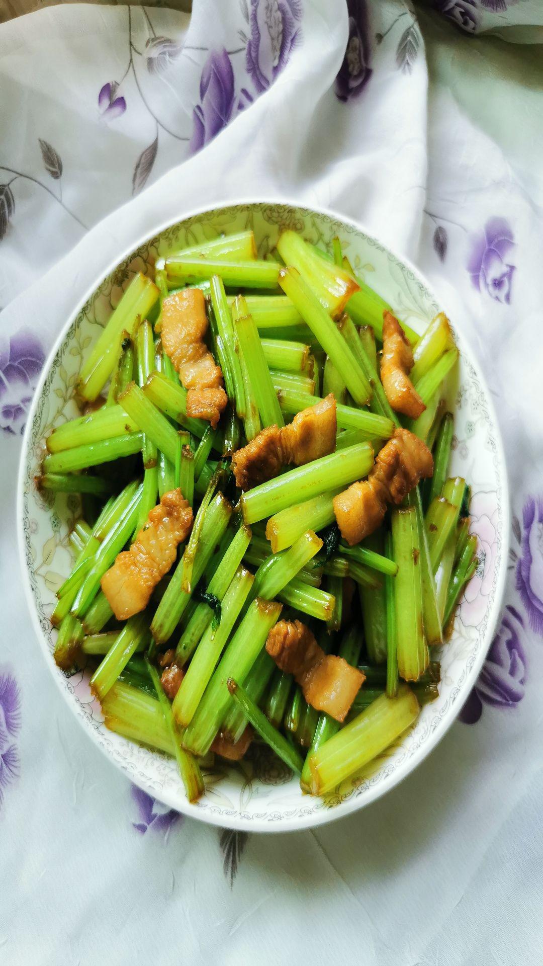 五花肉炒芹菜的做法-家常味炒菜譜