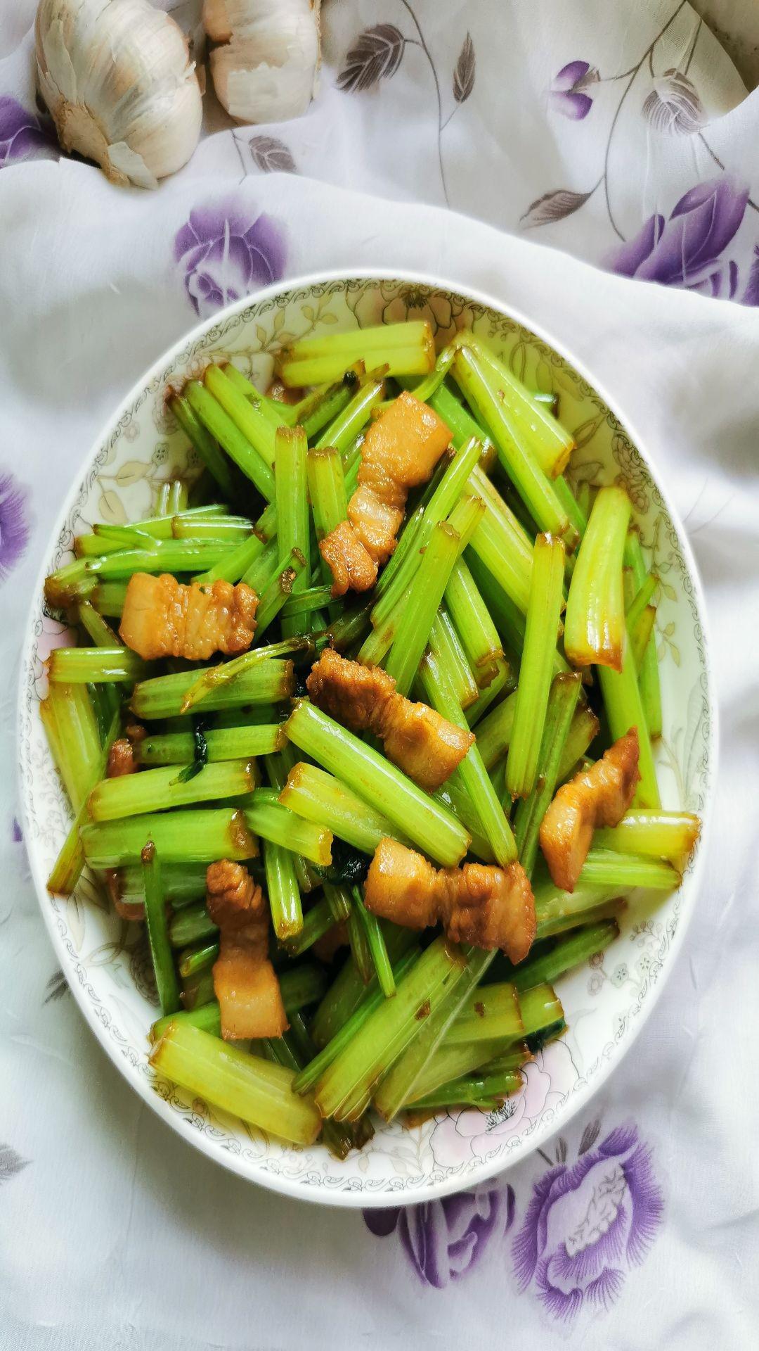 五花肉炒芹菜的做法-家常味炒菜譜