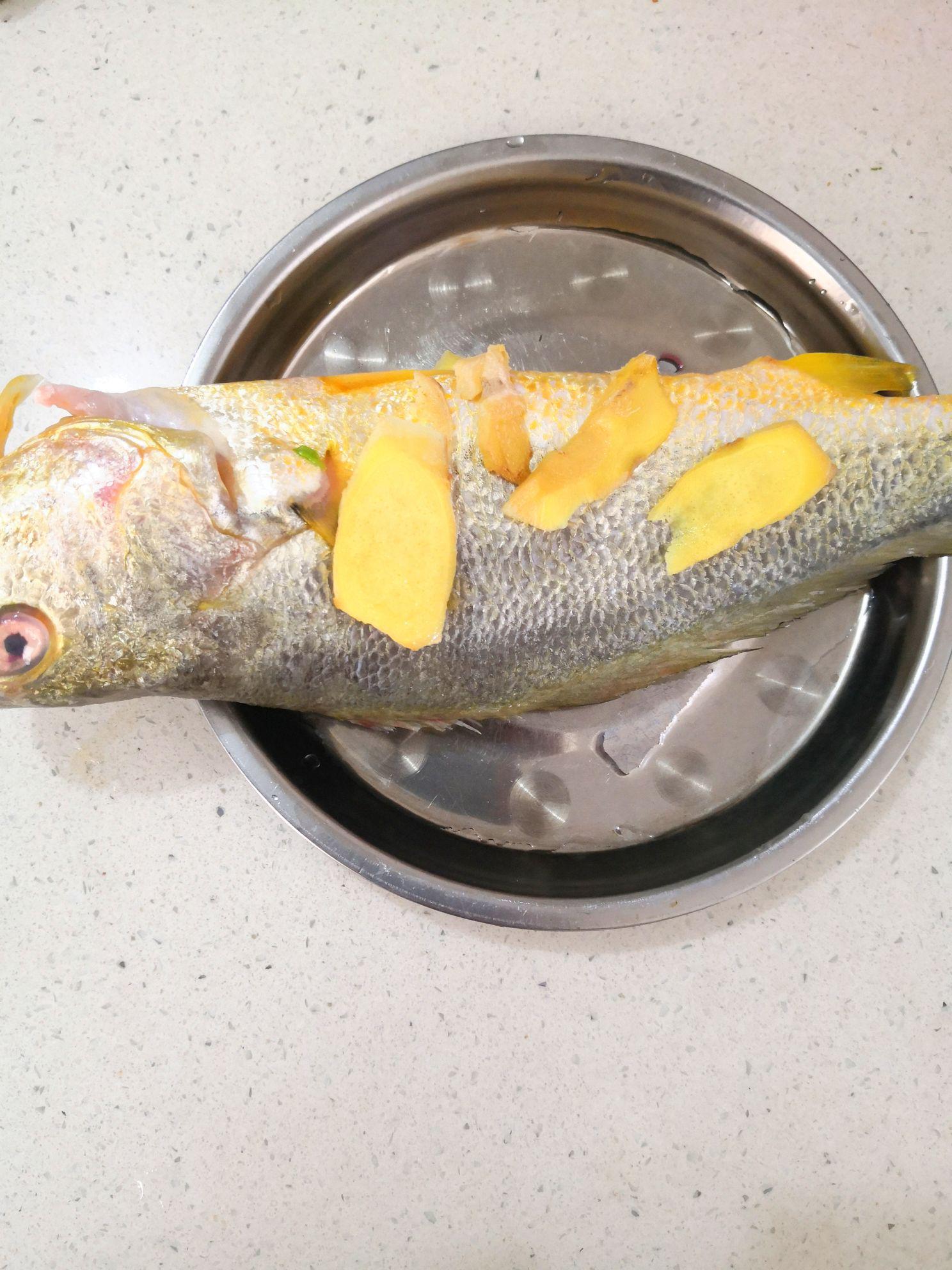 簡單易學蒸黃魚的做法-咸鮮味蒸菜譜