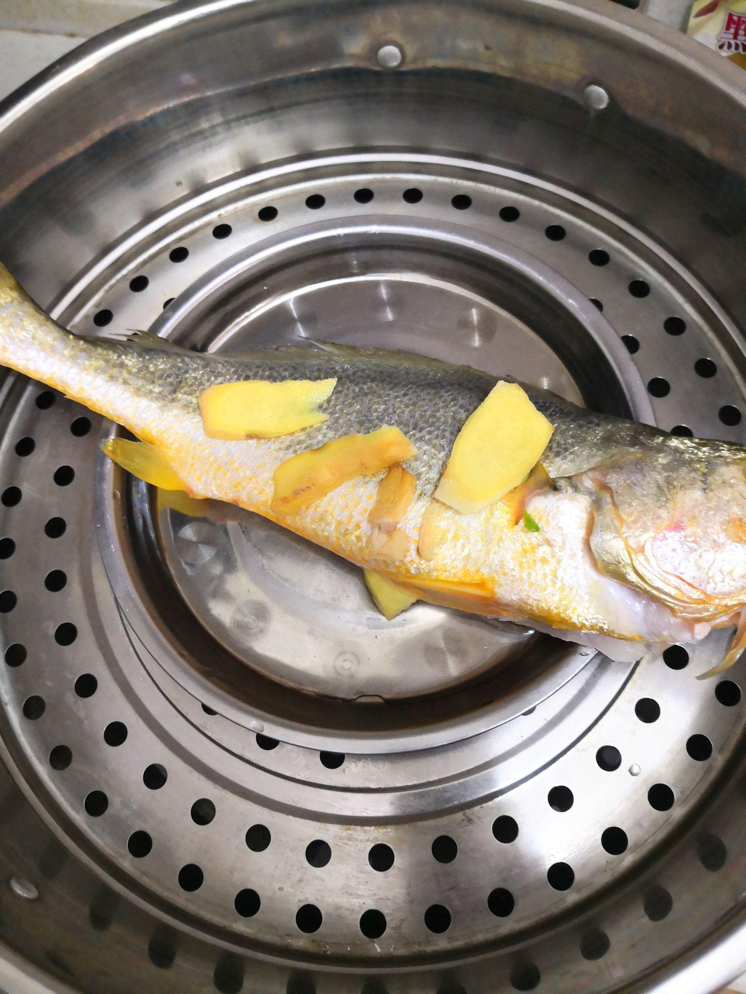 簡單易學蒸黃魚的做法-咸鮮味蒸菜譜