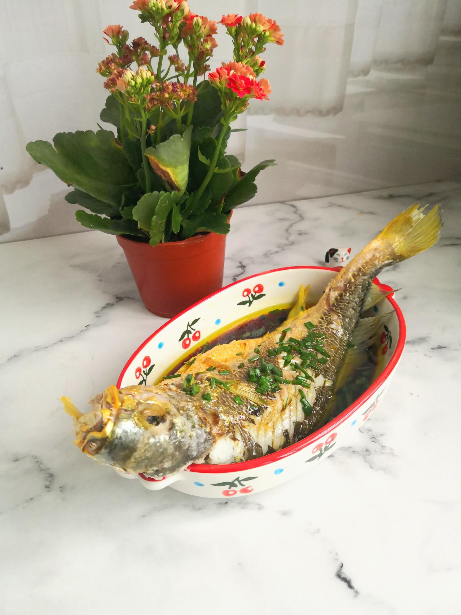 簡單易學蒸黃魚的做法-咸鮮味蒸菜譜