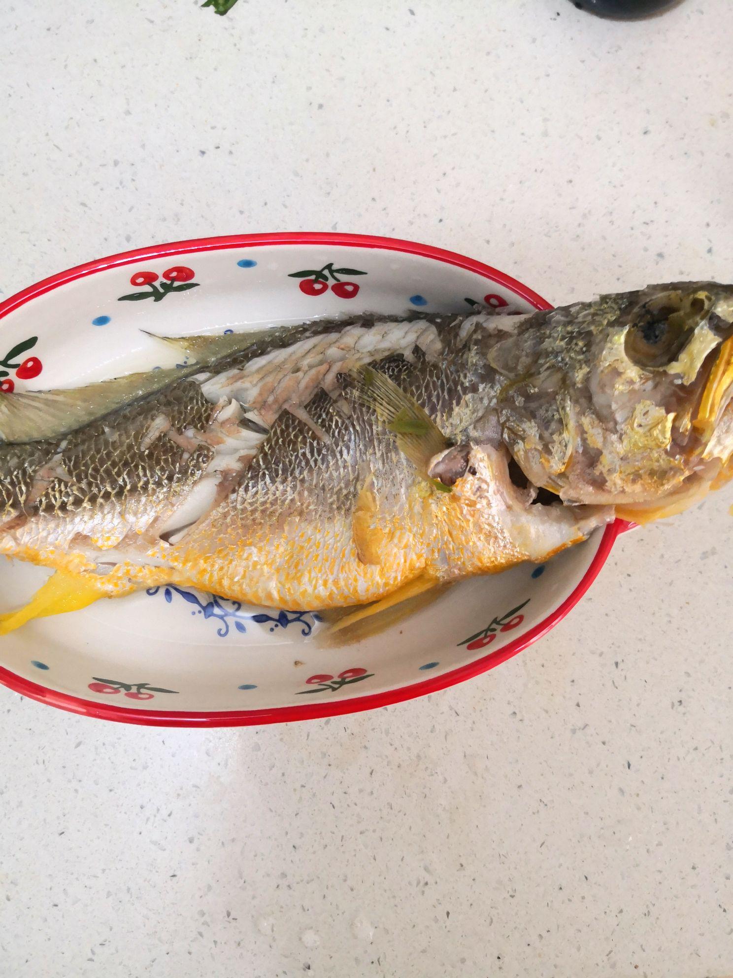 簡單易學蒸黃魚的做法-咸鮮味蒸菜譜