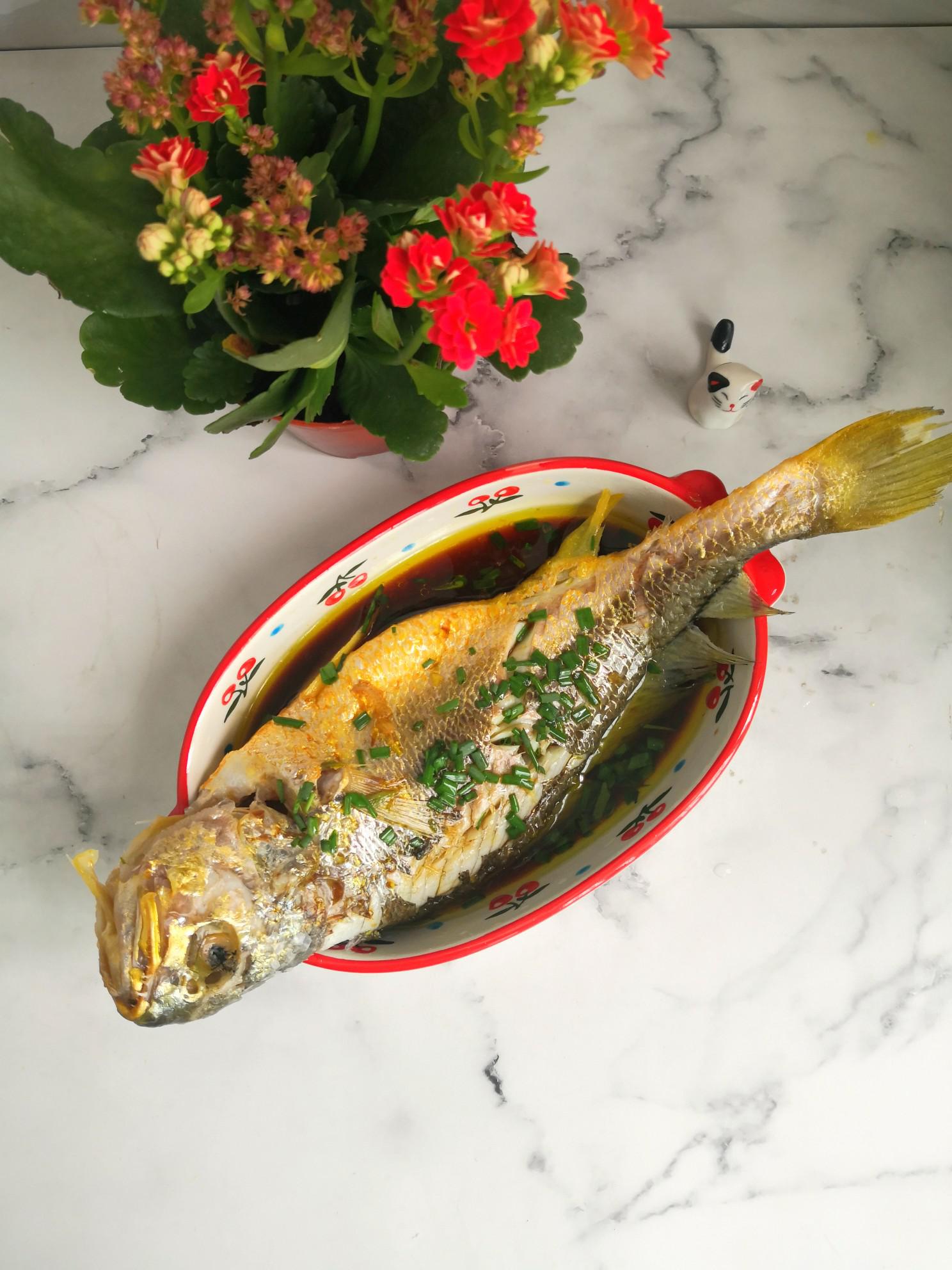 簡單易學蒸黃魚的做法-咸鮮味蒸菜譜