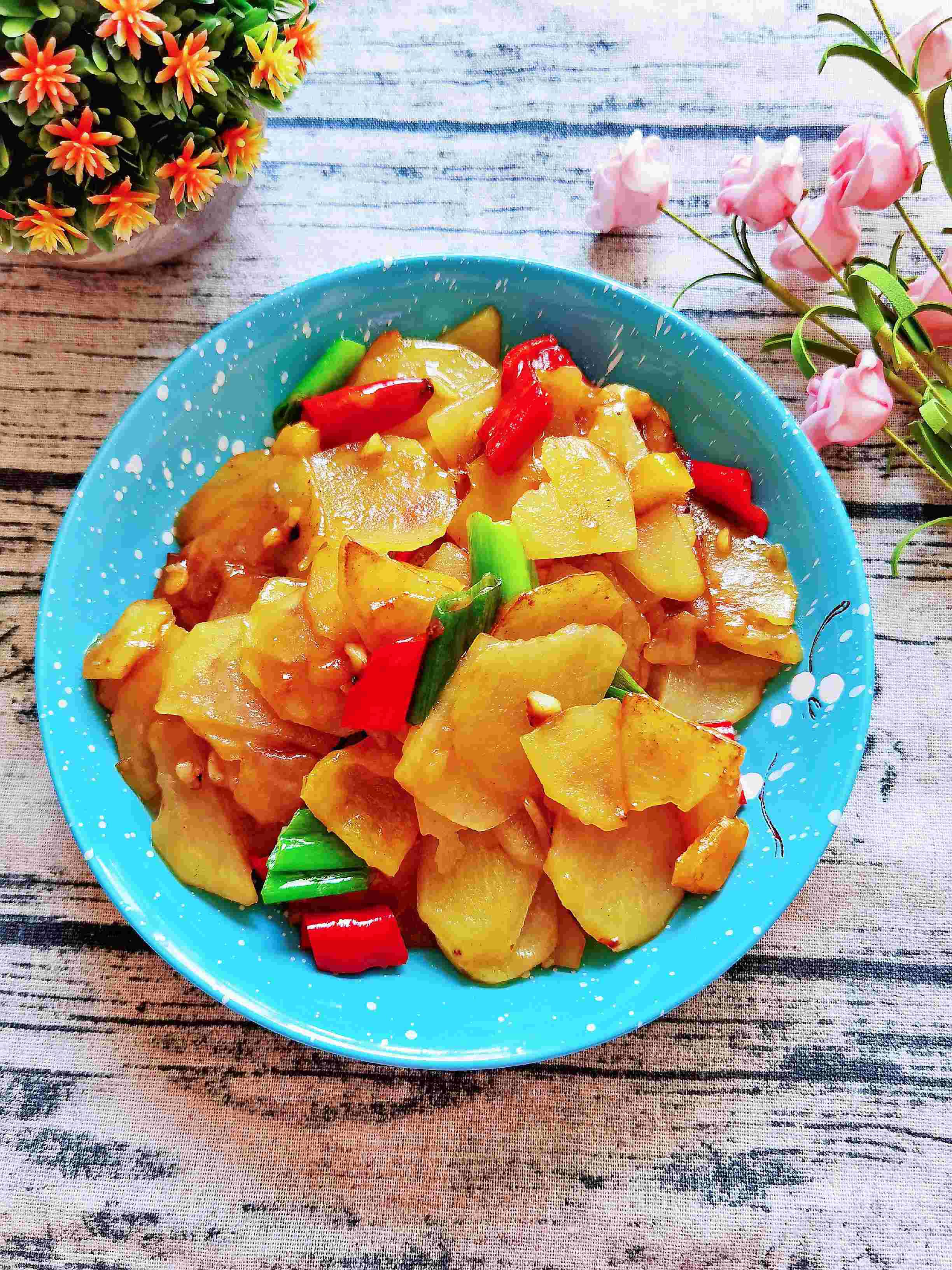 我是半滴雨#來自內蒙古#，參賽作品為素菜也下飯-彩椒土豆片，大人孩子都愛吃的做法-咸鮮味炒菜譜