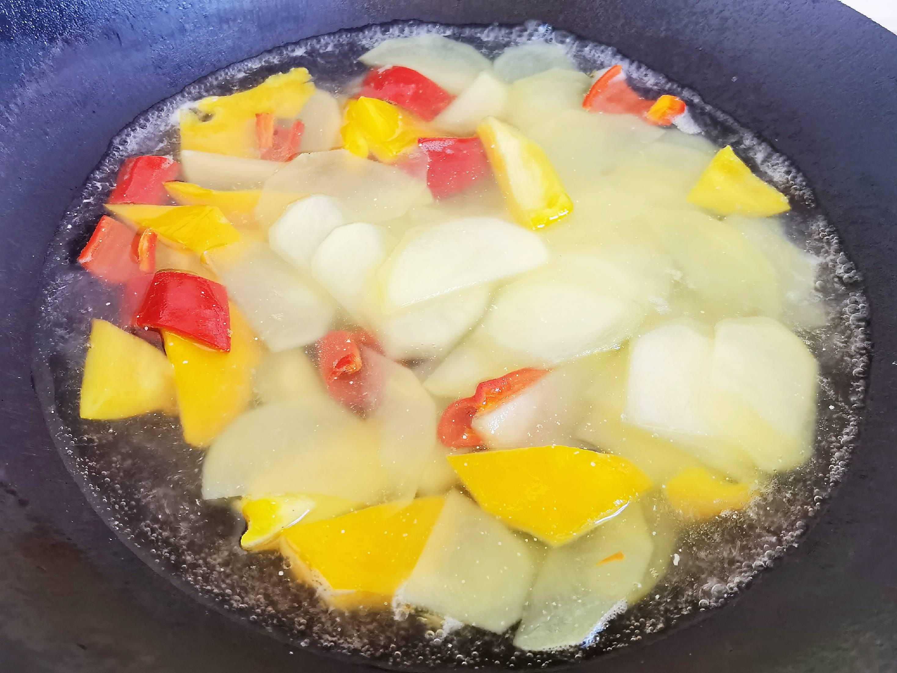 我是半滴雨#來自內蒙古#，參賽作品為素菜也下飯-彩椒土豆片，大人孩子都愛吃的做法-咸鮮味炒菜譜