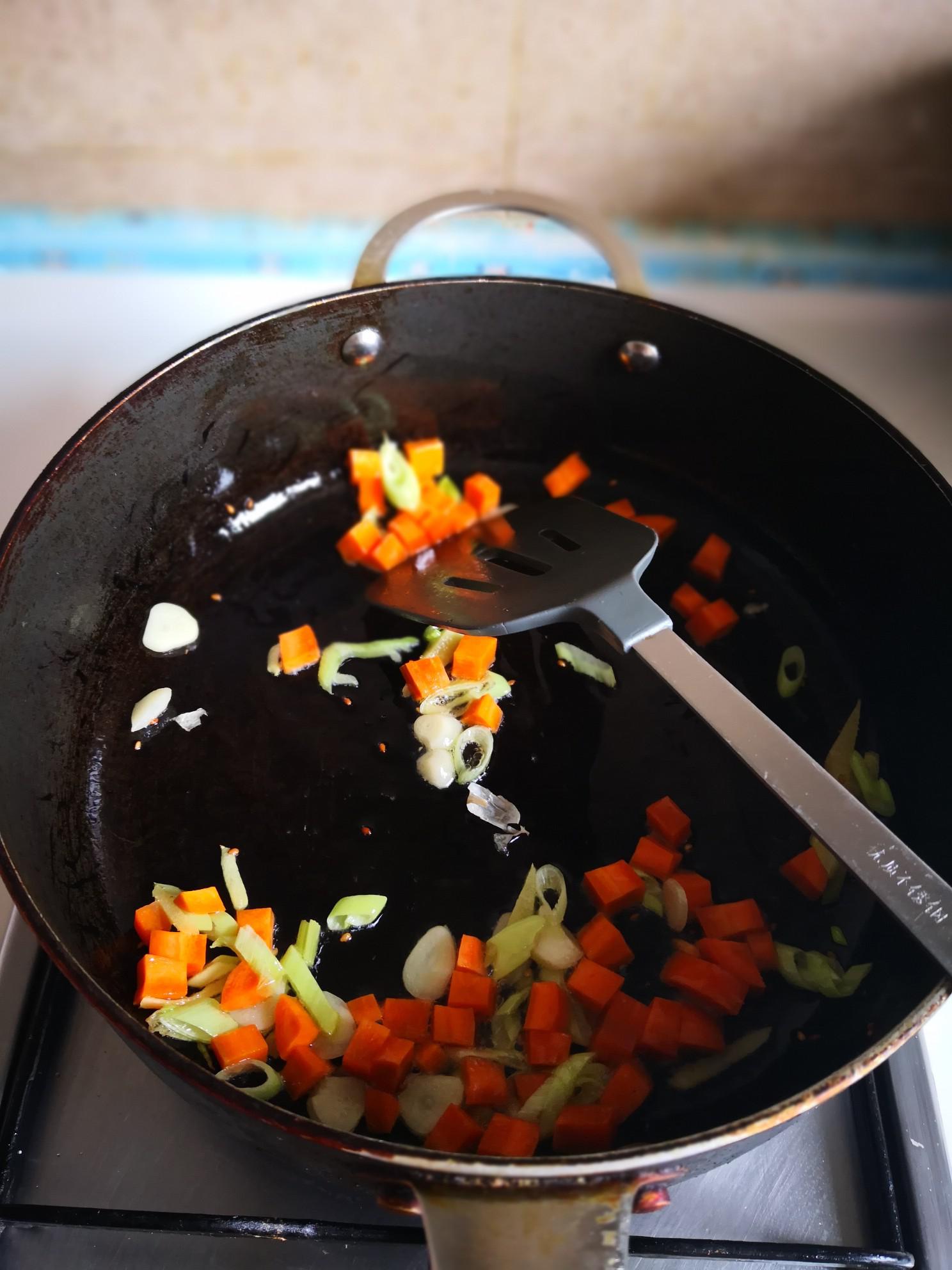 芹菜炒豌豆的做法-家常味炒菜譜