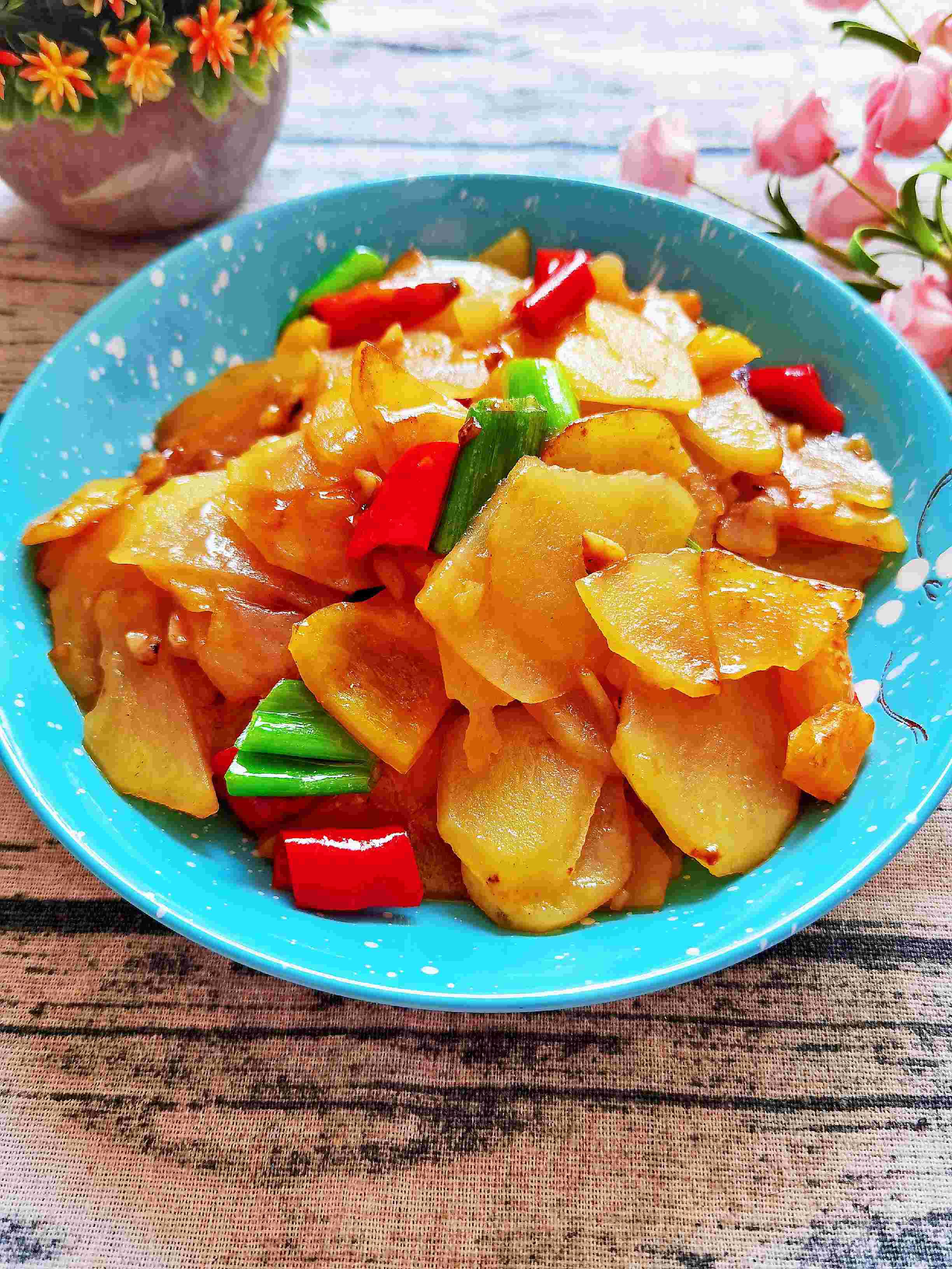 我是半滴雨#來自內蒙古#，參賽作品為素菜也下飯-彩椒土豆片，大人孩子都愛吃的做法-咸鮮味炒菜譜