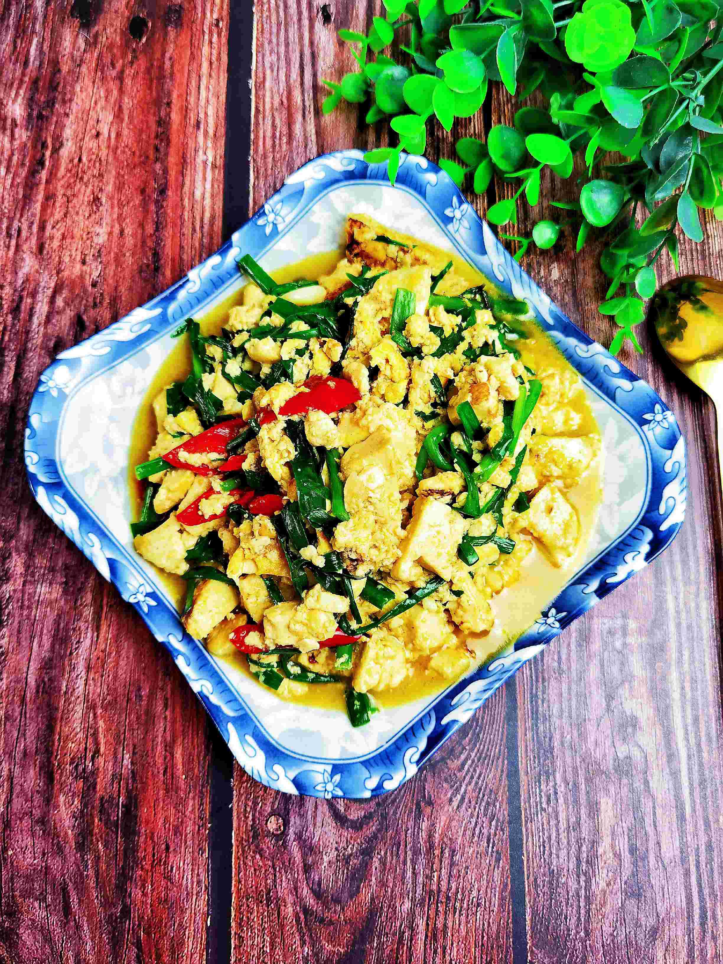 我是半滴雨#來自內蒙古#，參賽作品為韭菜炒豆腐，豆腐嫩滑，韭菜鮮美的做法-咸鮮味炒菜譜