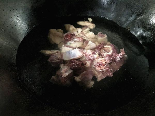 湘西特色菜——血粑鴨的做法-香辣味燒菜譜