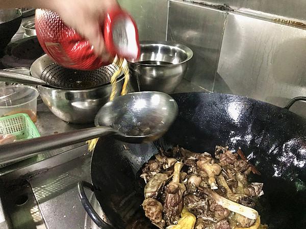 湘西特色菜——血粑鴨的做法-香辣味燒菜譜