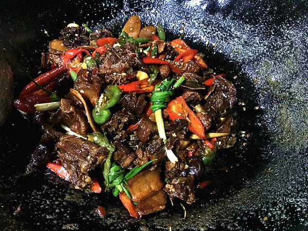 湘西特色菜——血粑鴨的做法-香辣味燒菜譜