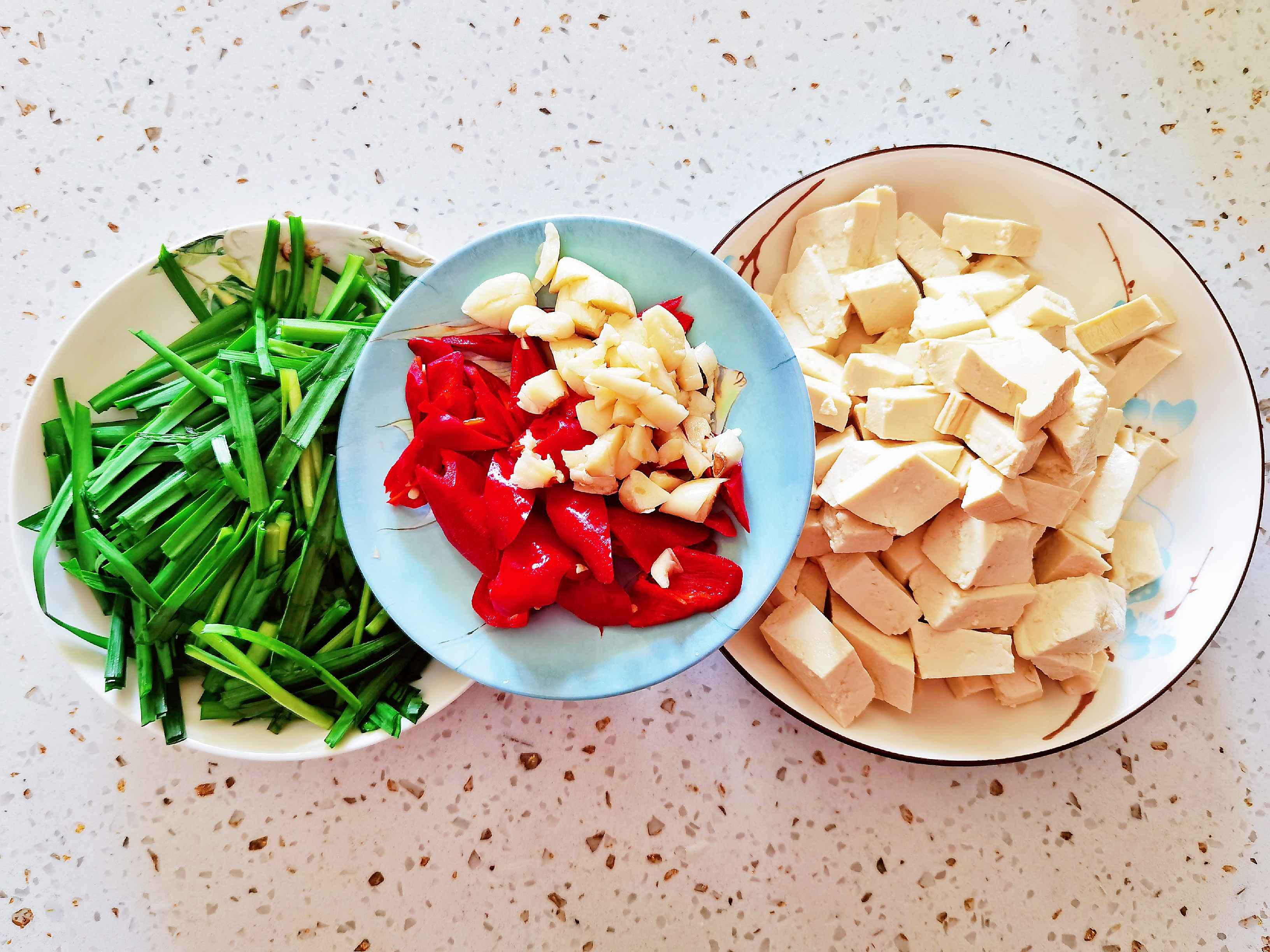 我是半滴雨#來自內蒙古#，參賽作品為韭菜炒豆腐，豆腐嫩滑，韭菜鮮美的做法-咸鮮味炒菜譜