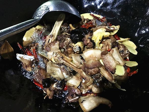 湘西特色菜——血粑鴨的做法-香辣味燒菜譜