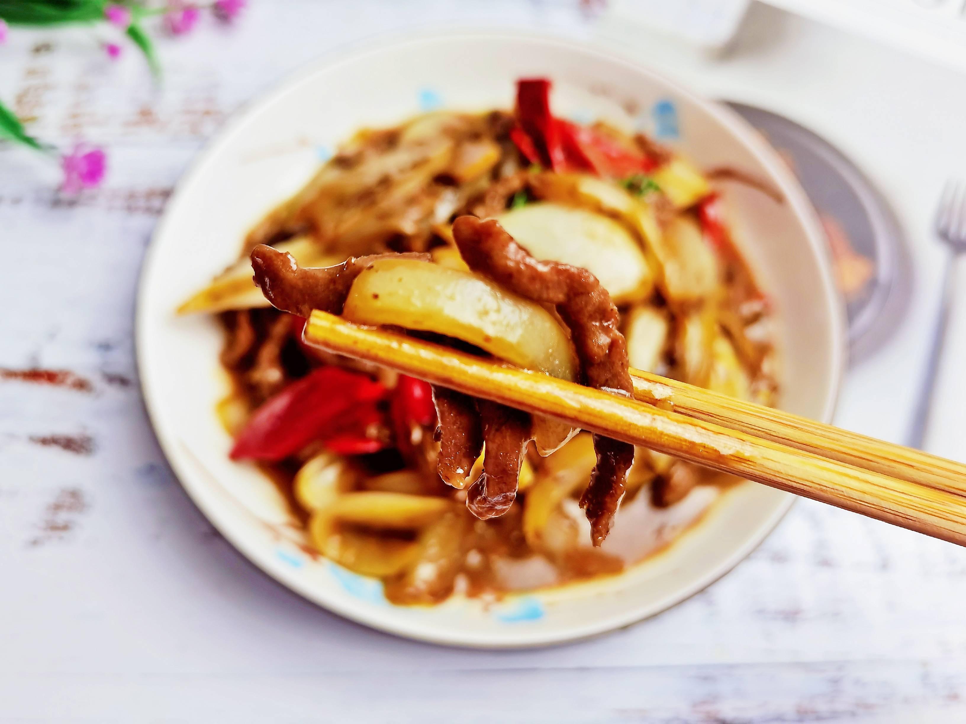 1塊牛肉1個圓蔥1根辣椒，叫你做好吃又下飯的圓蔥炒牛肉，牛肉嫩滑圓蔥清香，太好吃了的做法-咸鮮味炒菜譜