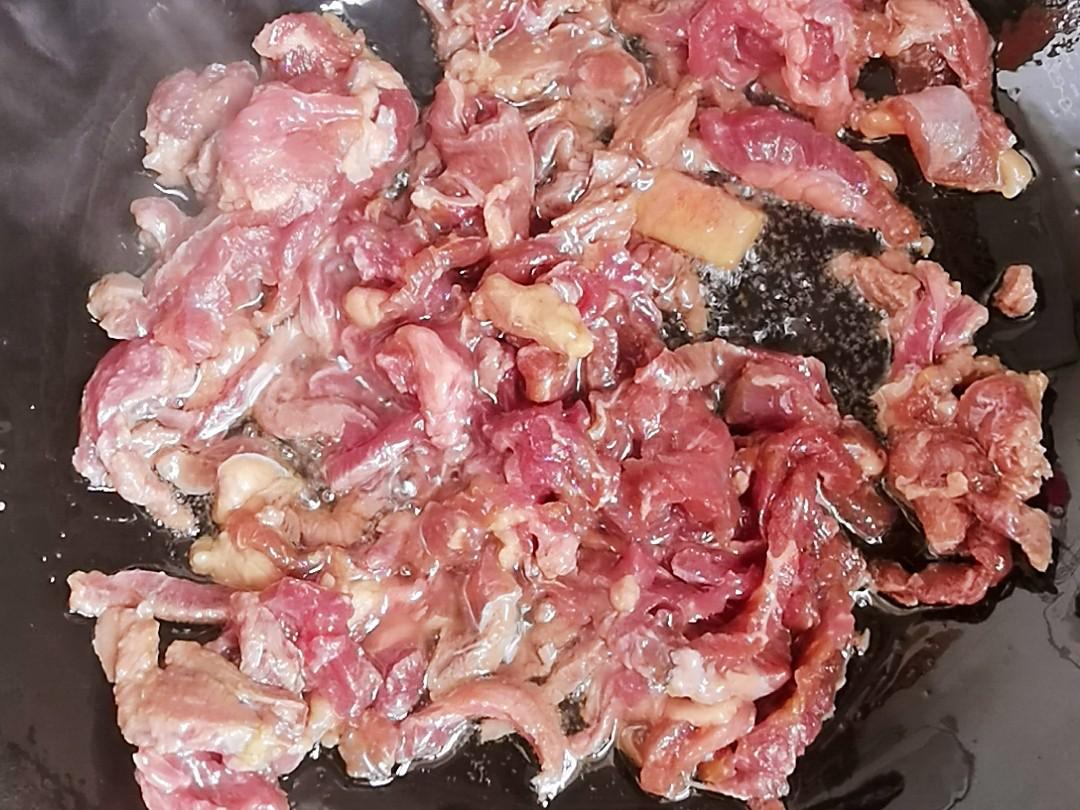 1塊牛肉1個圓蔥1根辣椒，叫你做好吃又下飯的圓蔥炒牛肉，牛肉嫩滑圓蔥清香，太好吃了的做法-咸鮮味炒菜譜