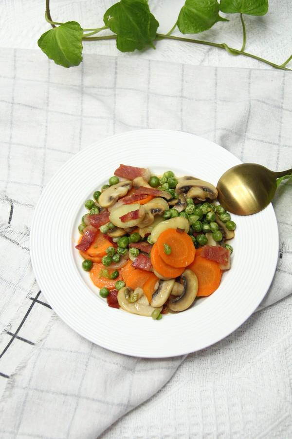 白蘑菇豌豆炒培根的做法-咸鮮味炒菜譜