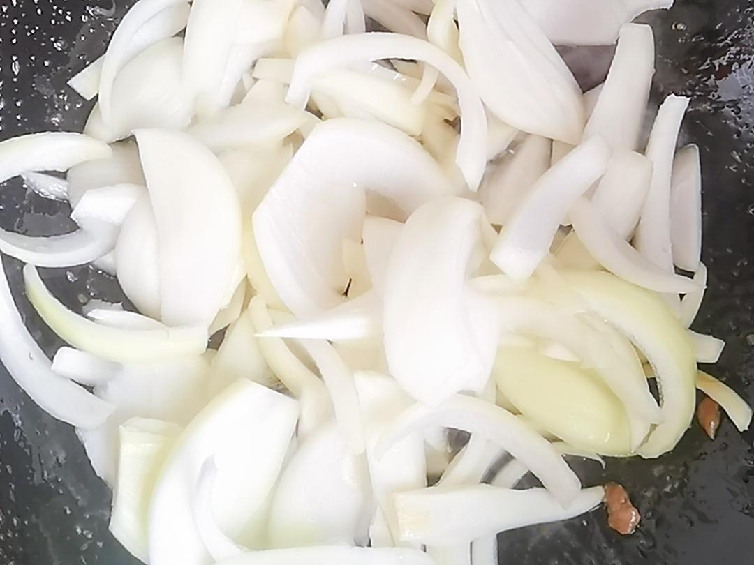 1塊牛肉1個圓蔥1根辣椒，叫你做好吃又下飯的圓蔥炒牛肉，牛肉嫩滑圓蔥清香，太好吃了的做法-咸鮮味炒菜譜