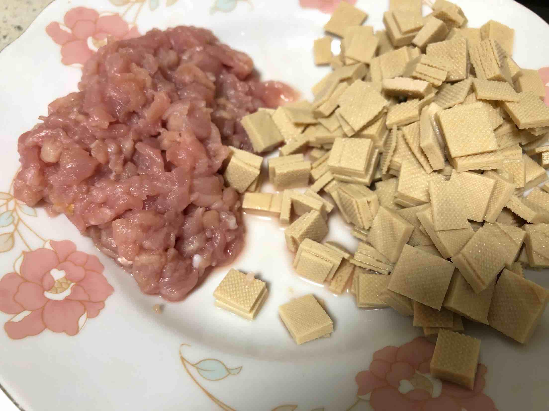 蒜薹肉丁炒豆干的做法-家常味炒菜譜