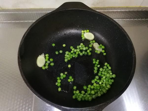 白蘑菇豌豆炒培根的做法-咸鮮味炒菜譜