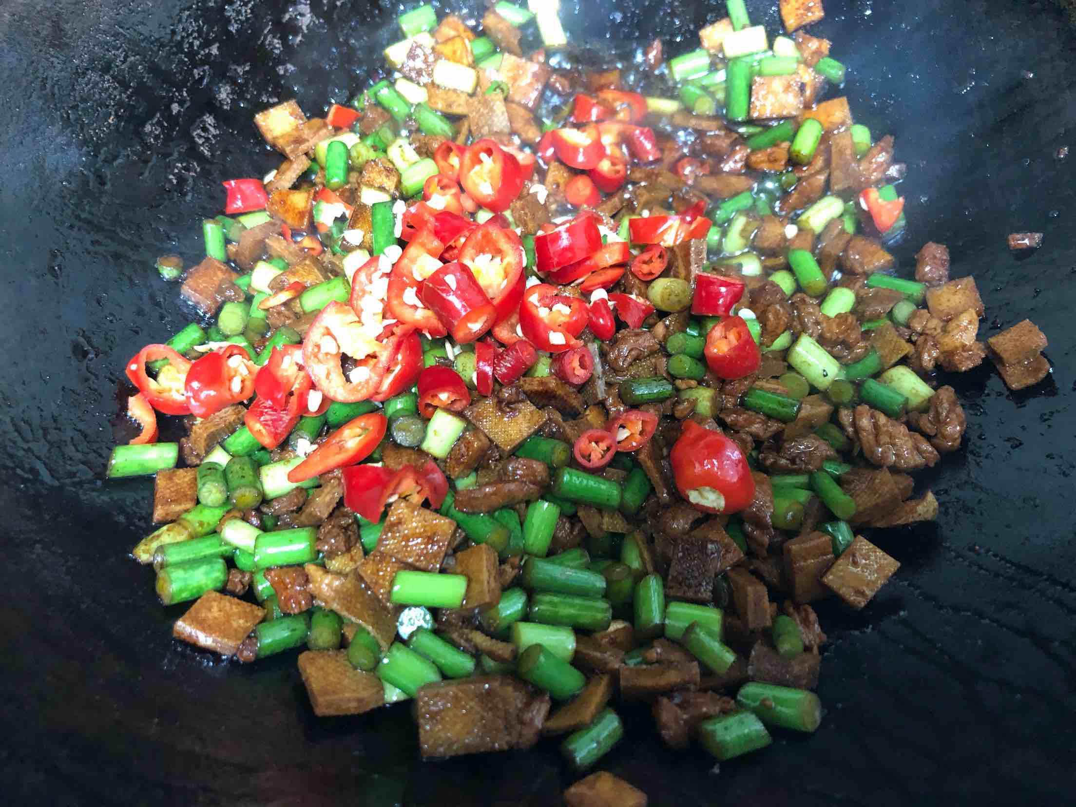 蒜薹肉丁炒豆干的做法-家常味炒菜譜