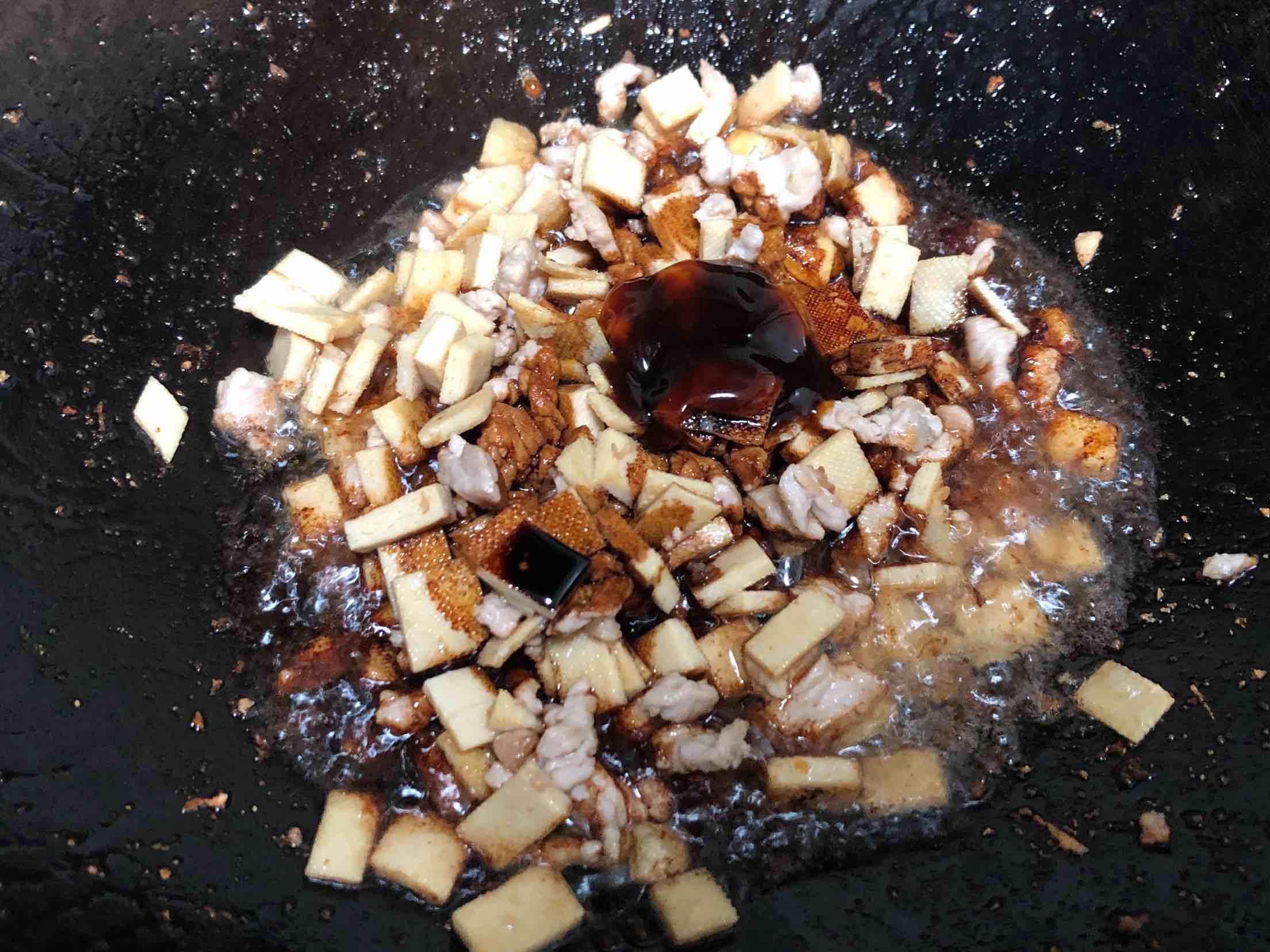 蒜薹肉丁炒豆干的做法-家常味炒菜譜