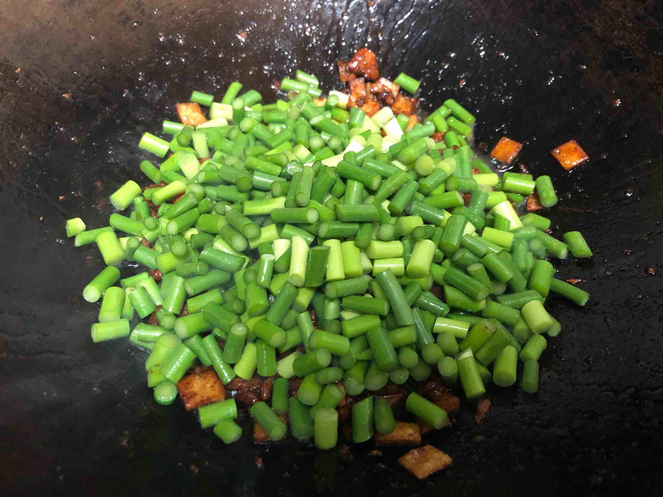 蒜薹肉丁炒豆干的做法-家常味炒菜譜