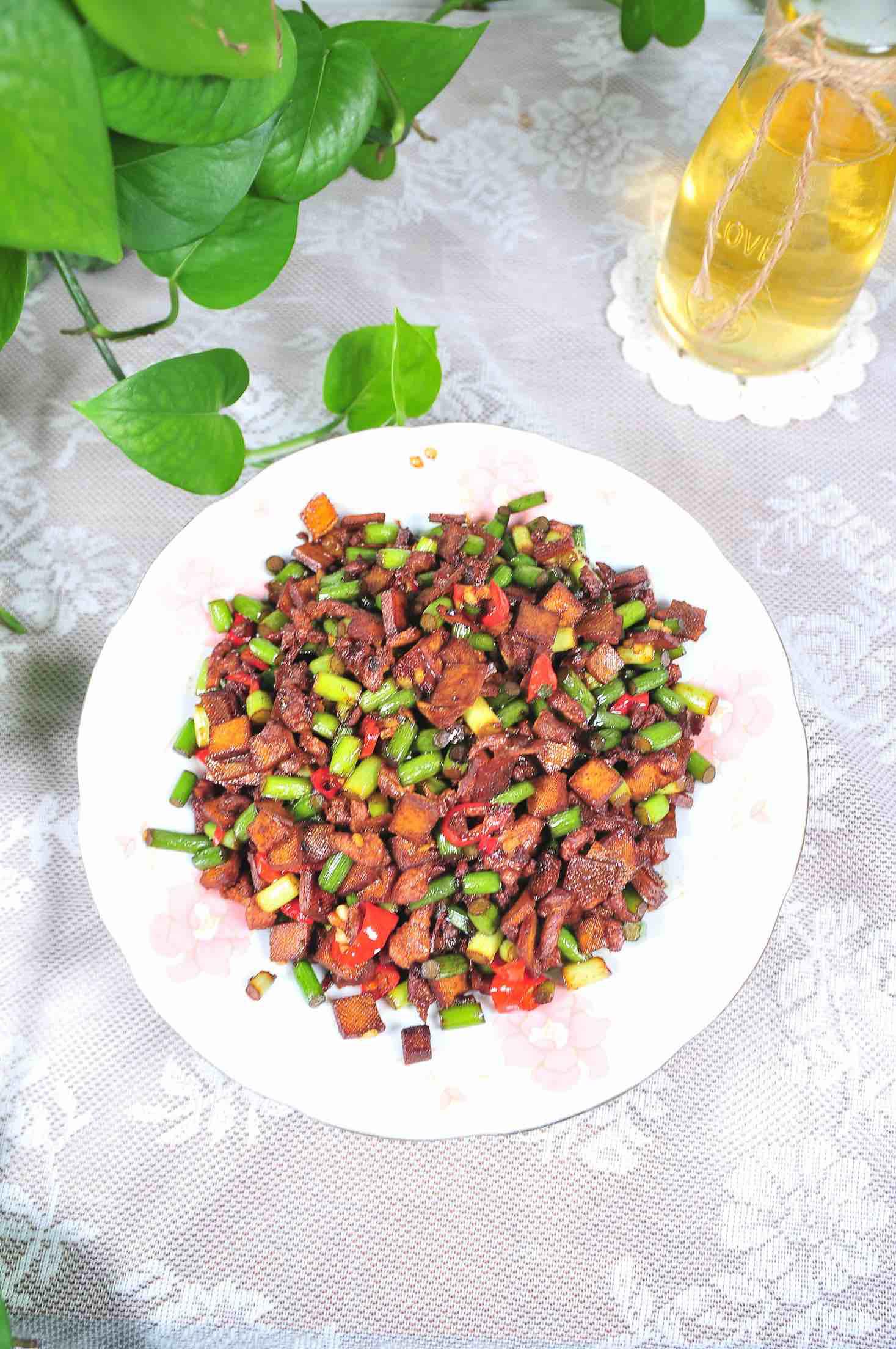 蒜薹肉丁炒豆干的做法-家常味炒菜譜