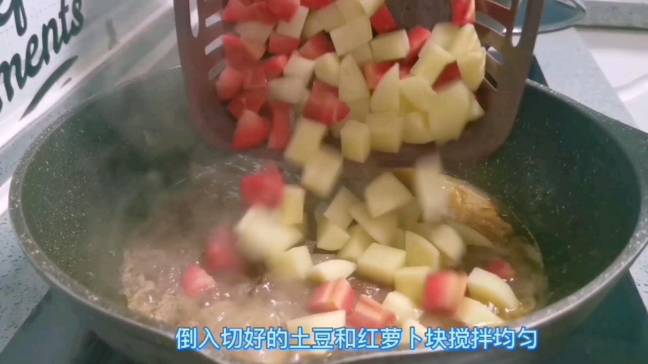 2塊咖喱就能搞定的美味，不需要其他調味品，兒子說比買的好吃多了的做法-咖喱味煮菜譜