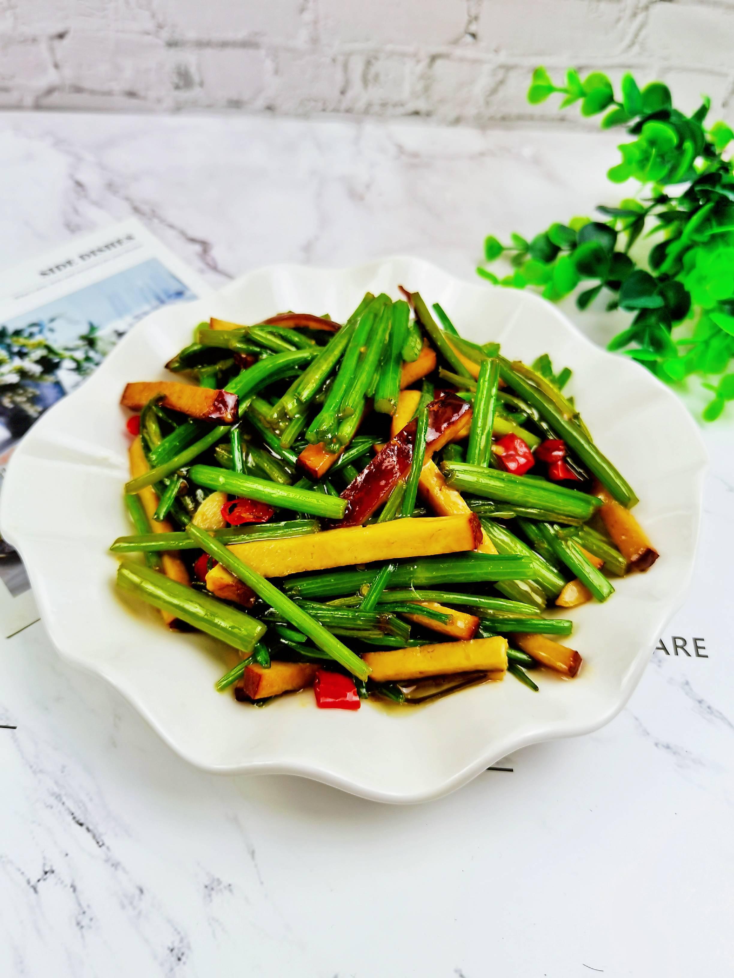 芹菜炒香干，到底先炒芹菜還是先炒香干?很多人做錯了，當然不好吃的做法-家常味炒菜譜