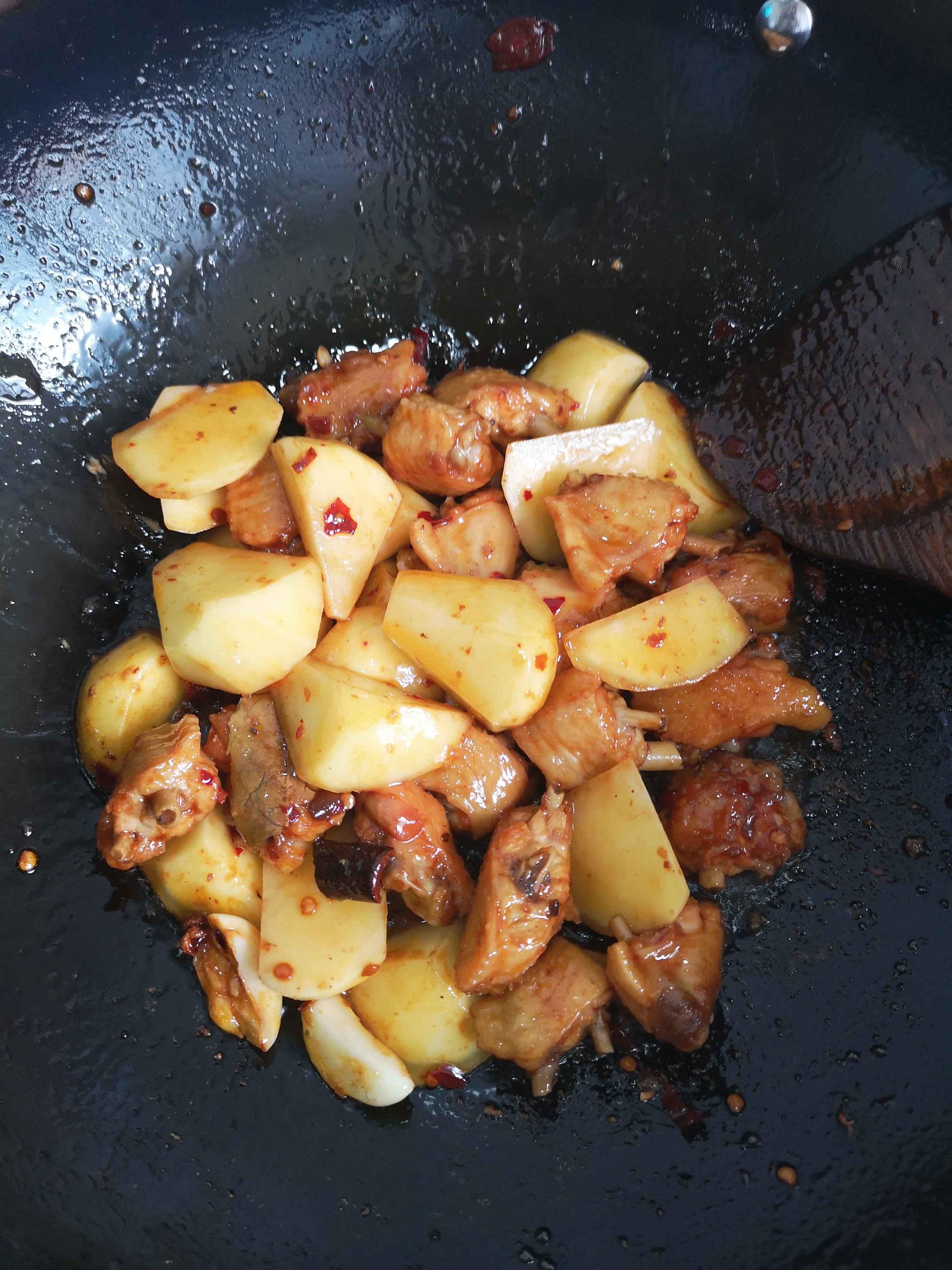 雞翅土豆新組合的做法-家常味燒菜譜