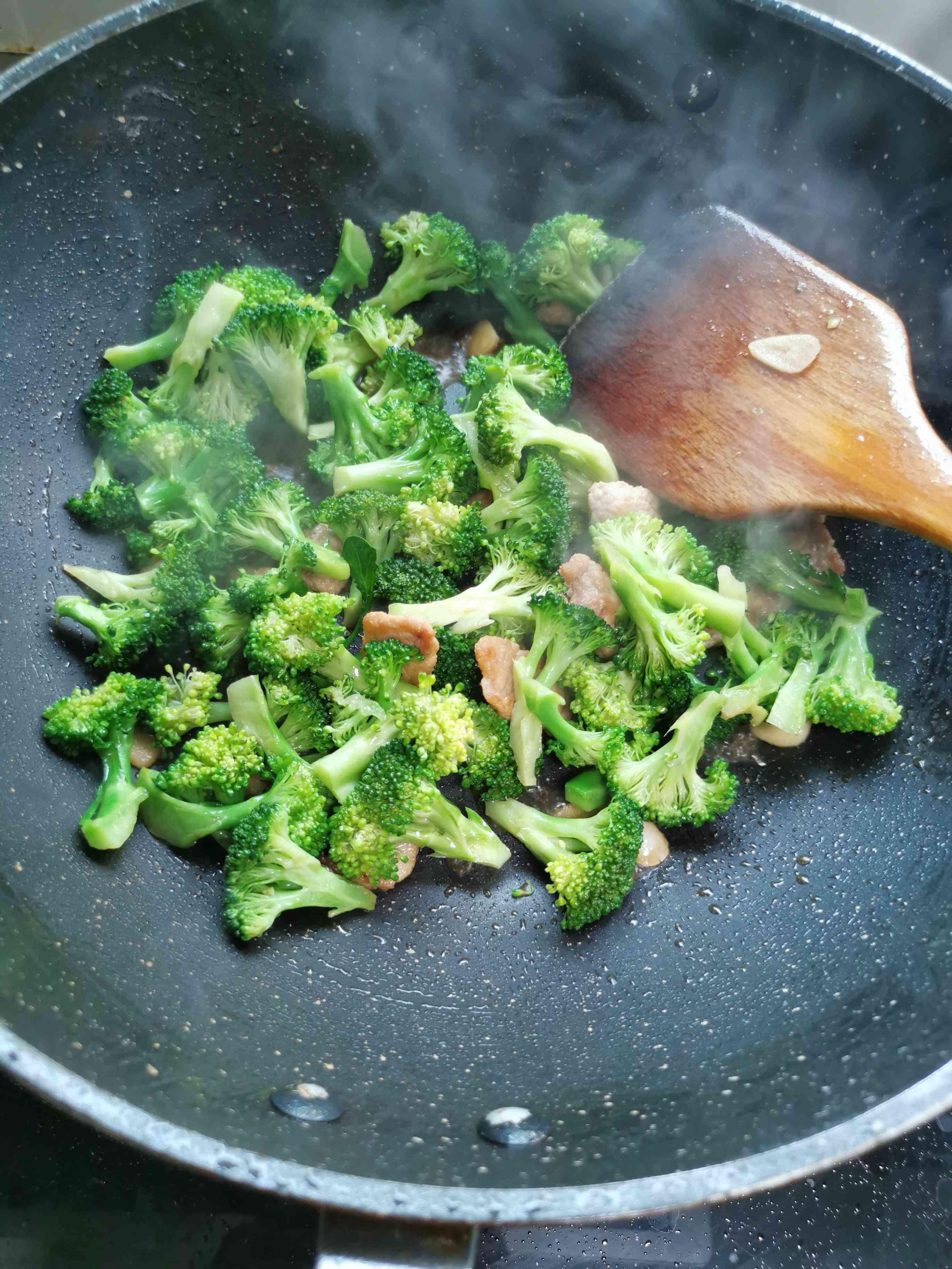 肉片炒西蘭花的做法-家常味炒菜譜