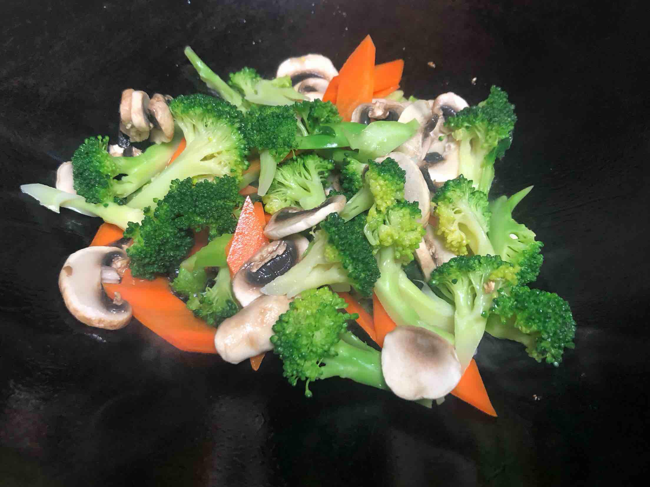 西蘭花炒蘑菇的做法-家常味炒菜譜