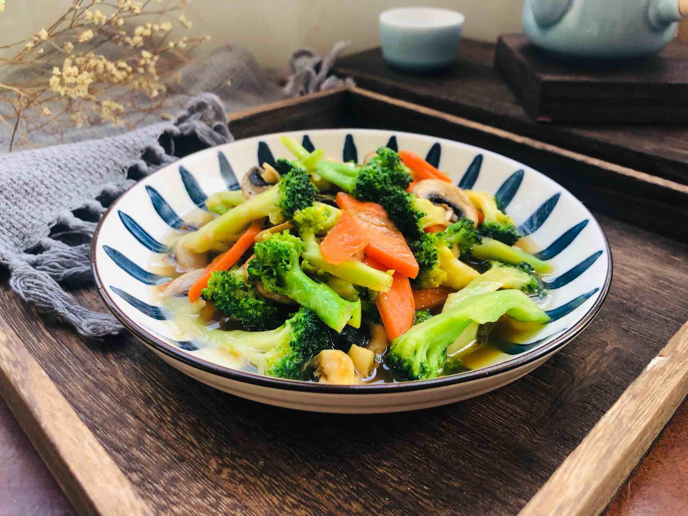 西蘭花炒蘑菇的做法-家常味炒菜譜