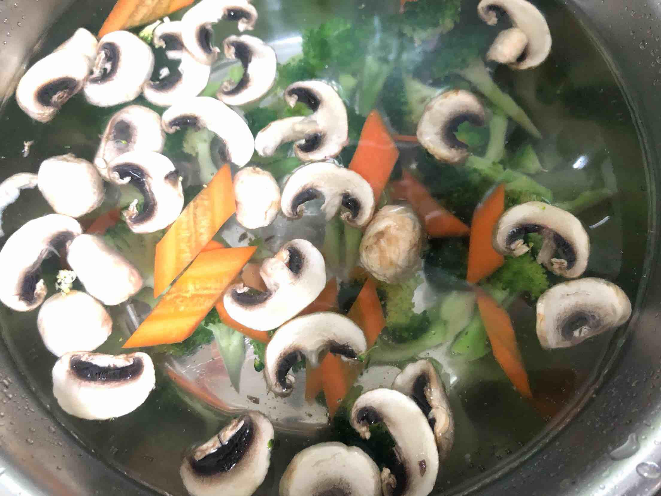 西蘭花炒蘑菇的做法-家常味炒菜譜