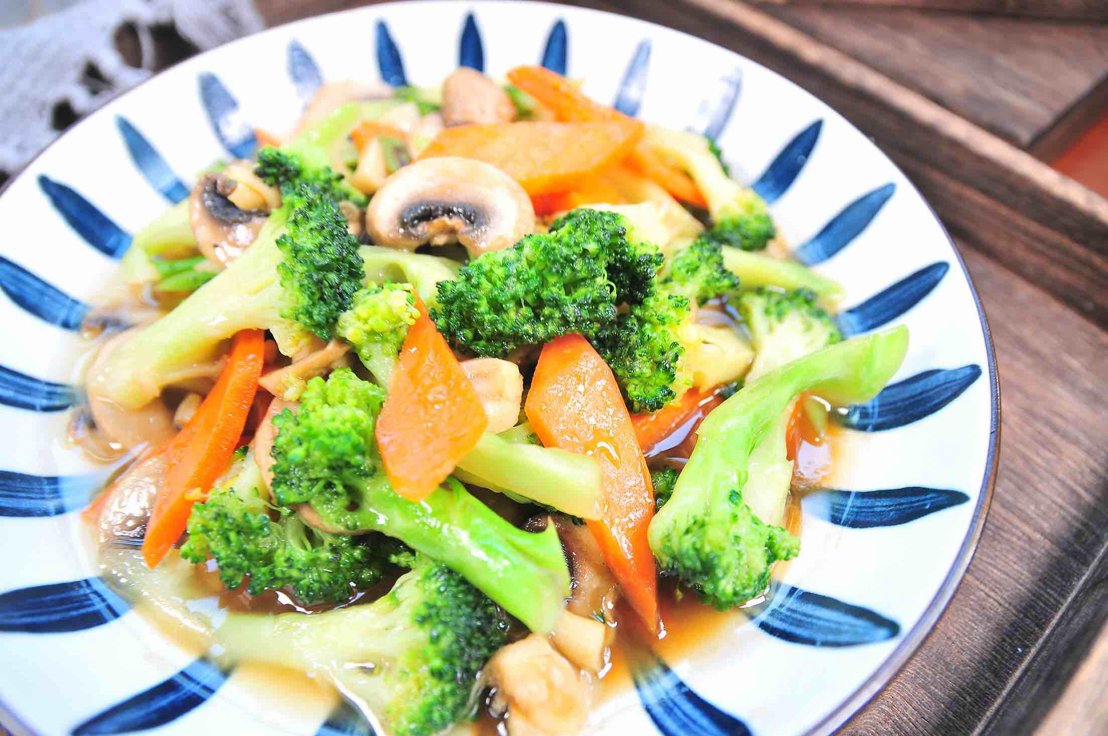 西蘭花炒蘑菇的做法-家常味炒菜譜