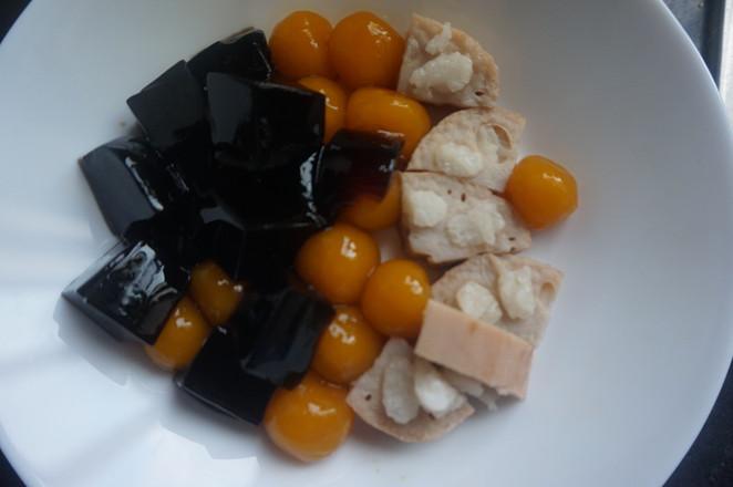 咬著吃的茶飲-桂圓藕芋涼粉的做法-甜味煮菜譜