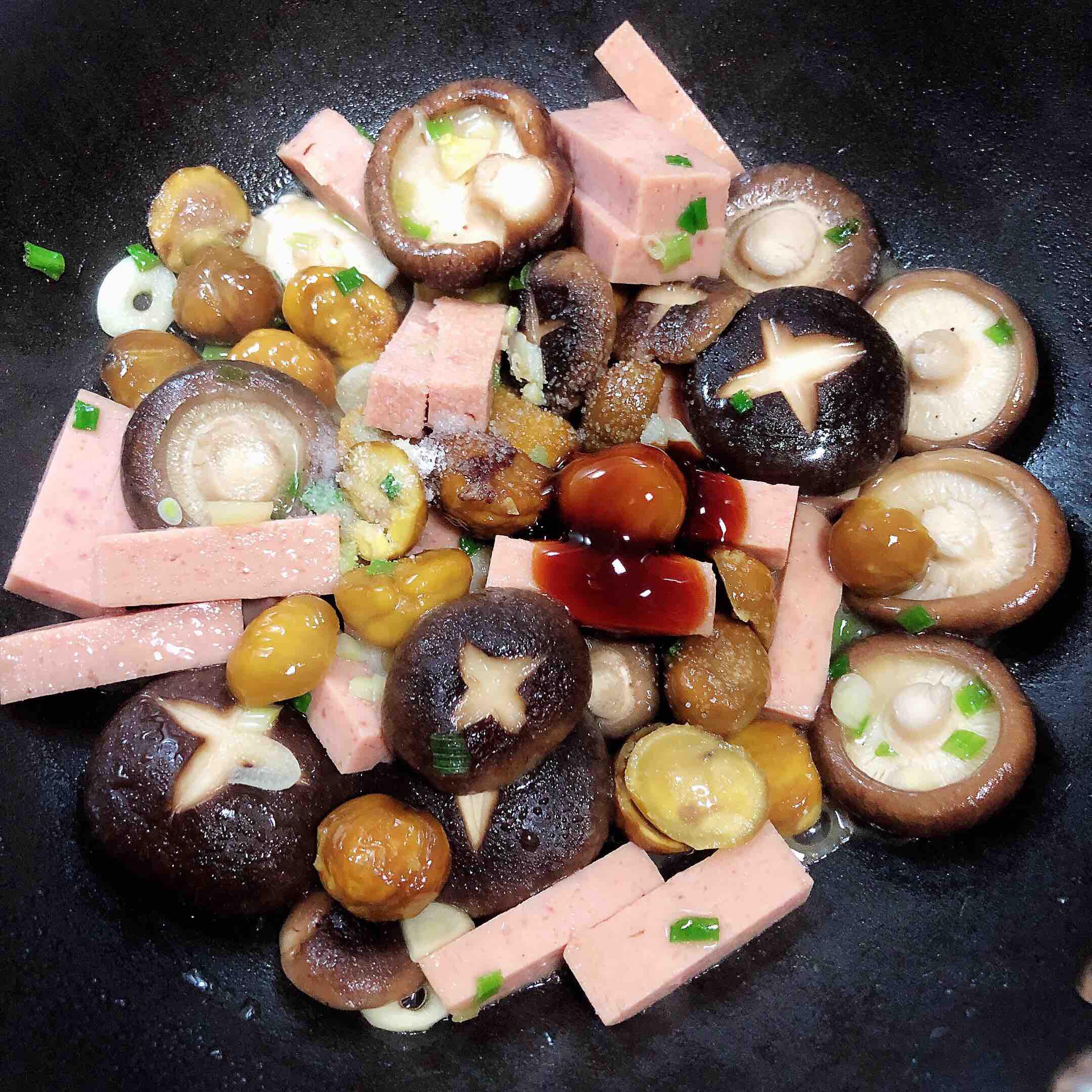 板栗香菇火腿（10分鐘快手菜）的做法-咸鮮味炒菜譜