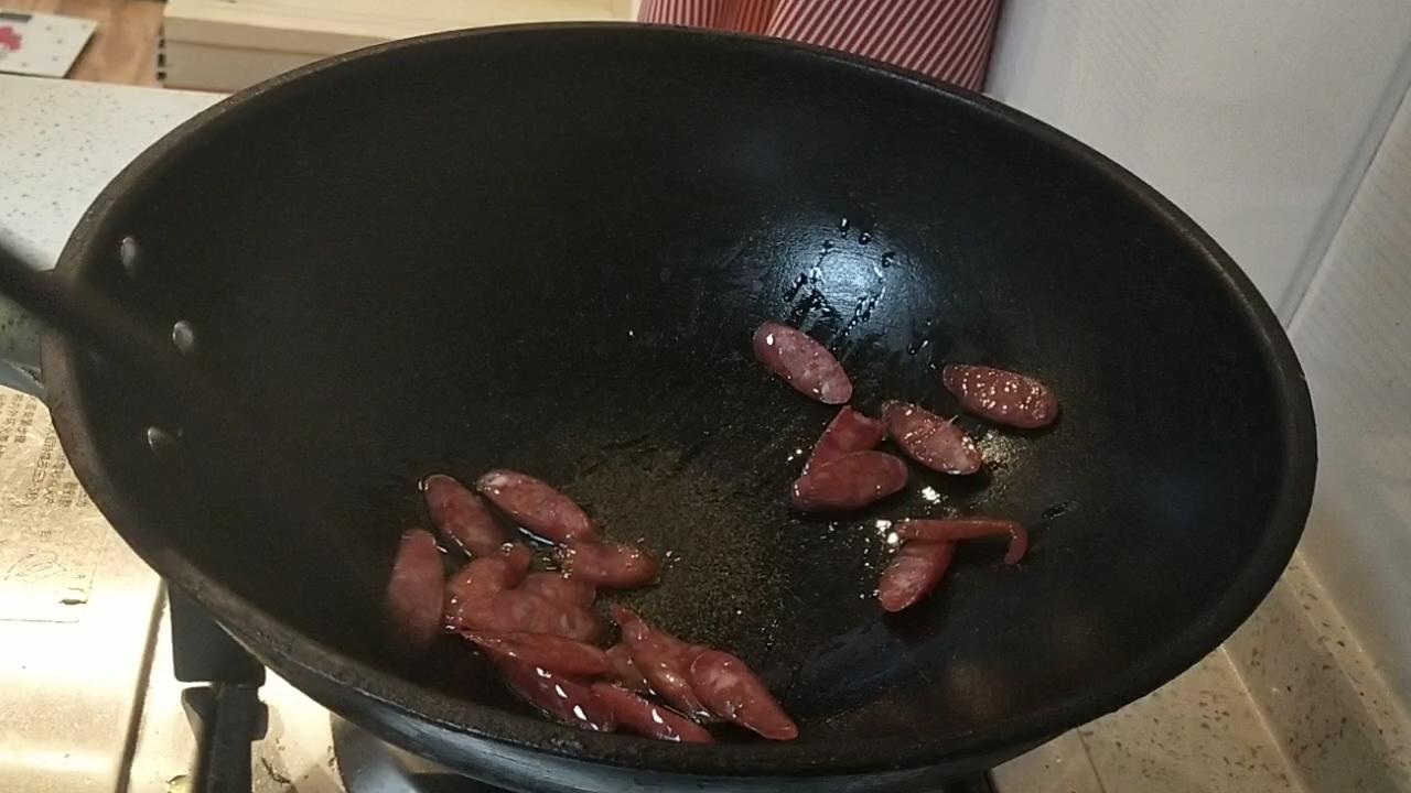 五分鐘快手早餐菜-臘腸蒜苗的做法-咸鮮味炒菜譜